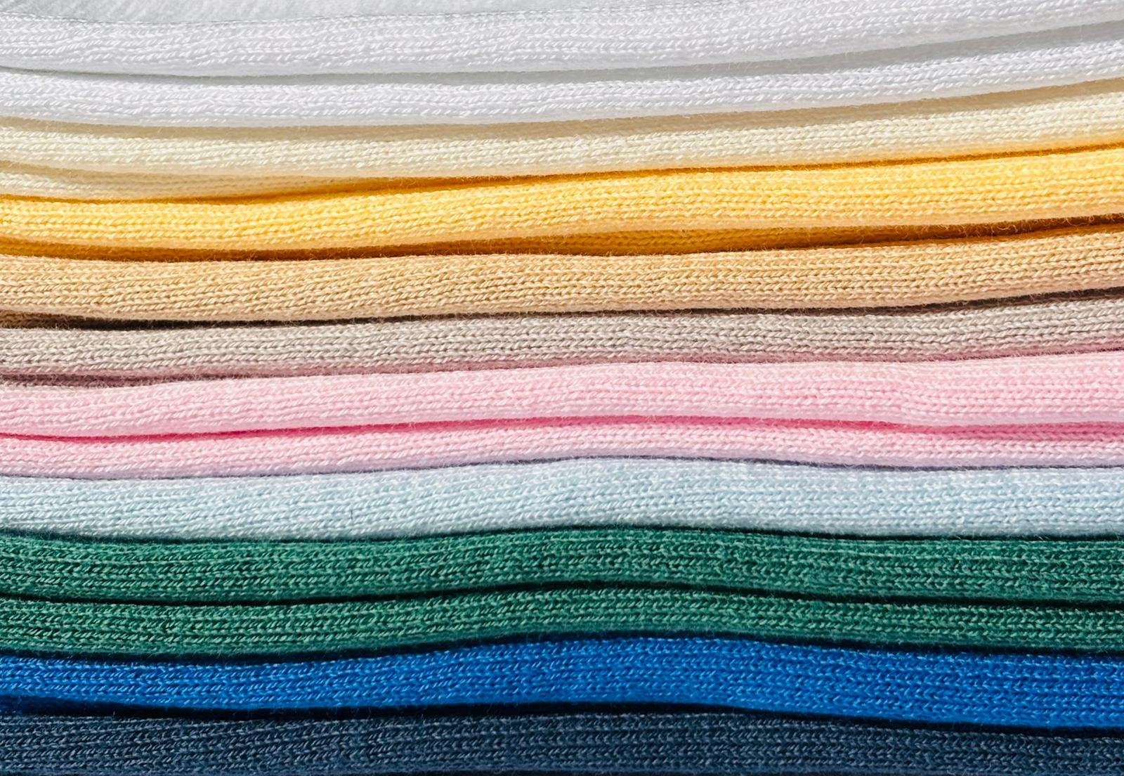 Le maglie KOLM nei dieci colori, impilate